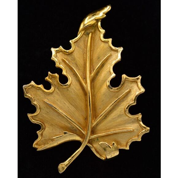 Crown Trifari Vintage Leaf Pin Brooch Brushed Gold Textured Maple Signed BinAC - Picture 1 of 10